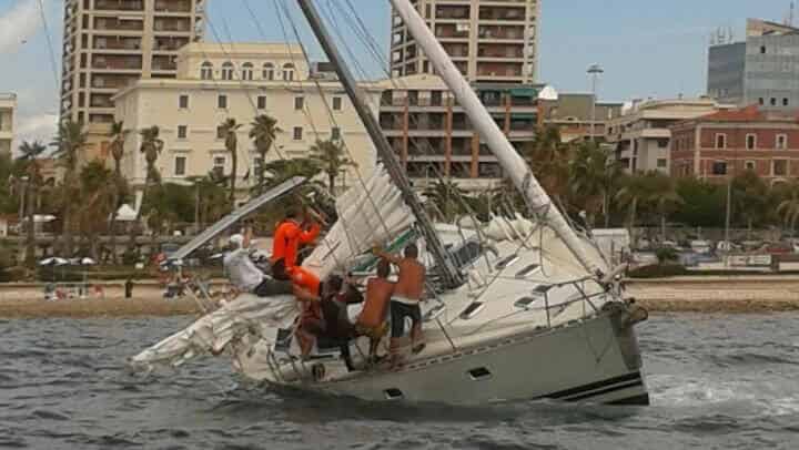 Delicata operazione di soccorso in mare a largo di Civitavecchia.
