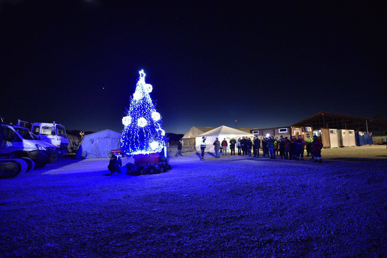 Sisma Centro Italia – Allestito l’albero di Natale ad Amatrice
